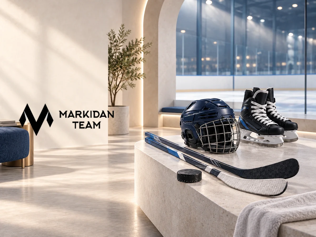 Логотип Markidan Team и хоккейная экипировка в интерьере ледовой арены